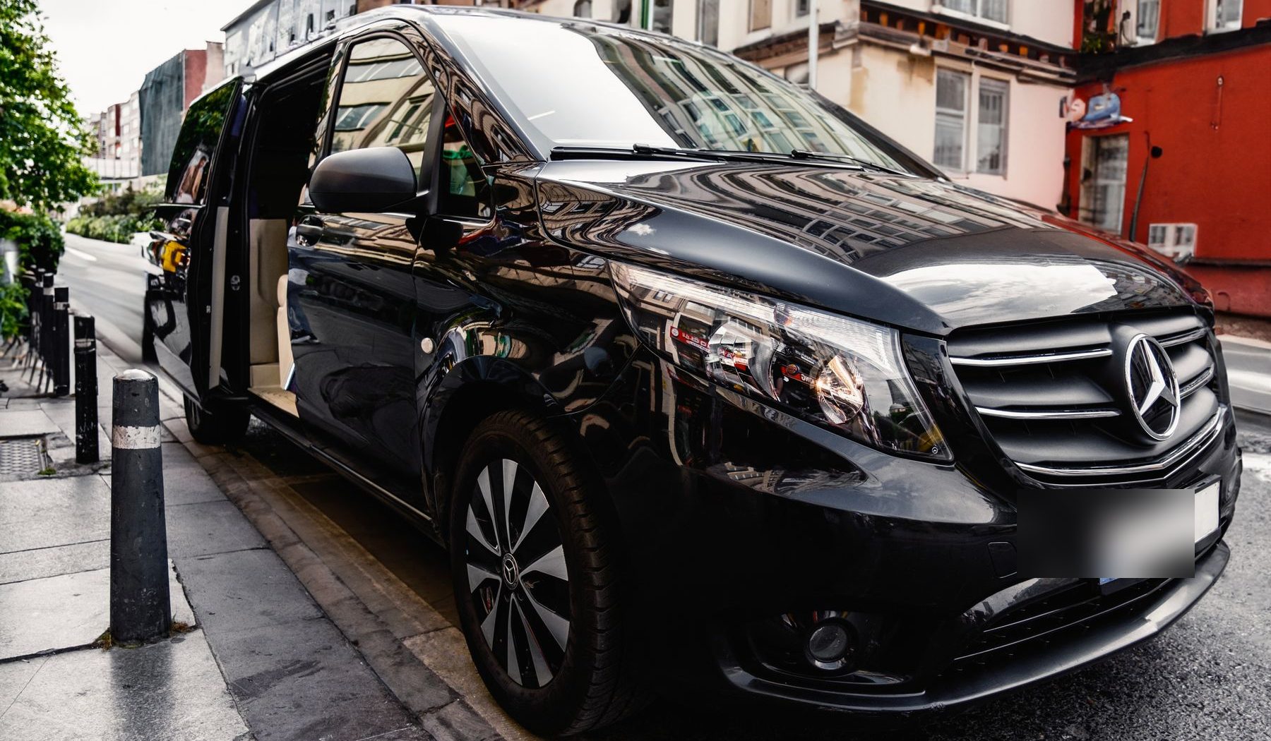 Microbuz de transport persoane, pregătit de plecare