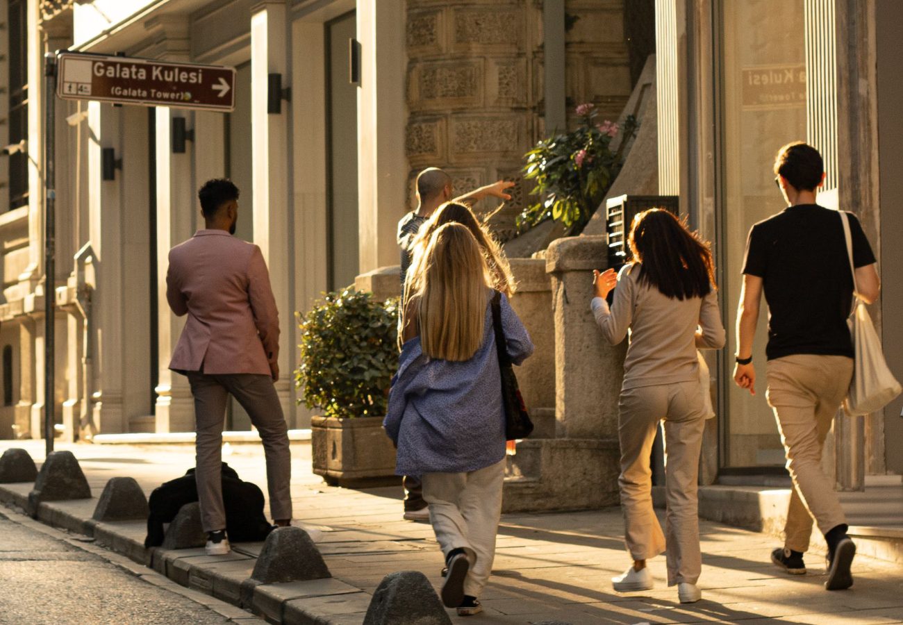 Grup de persoane cu bagaje, în oraș