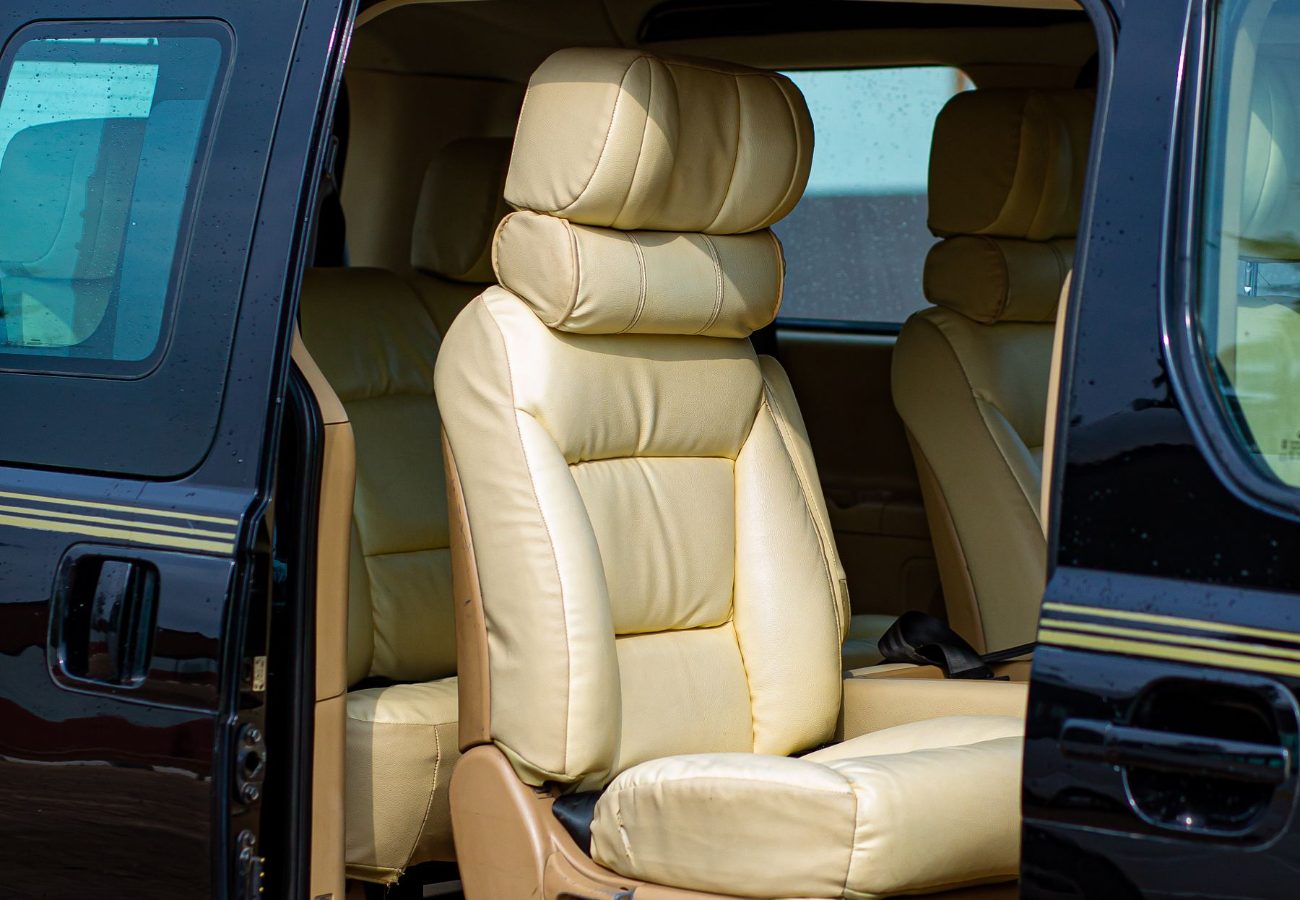 Interior curat, cu scaune confortabile