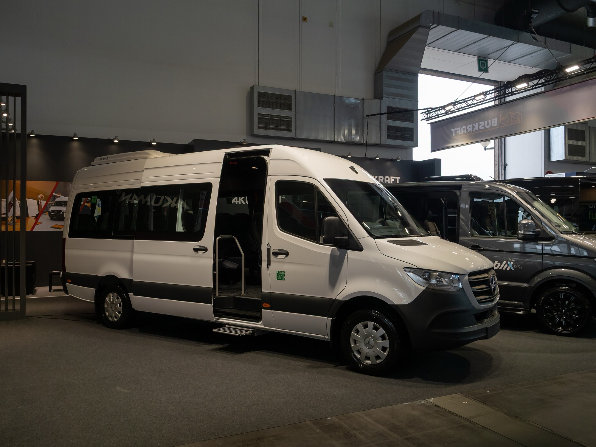 Microbuz Mercedes-Benz Sprinter alb, cu ușa laterală deschisă