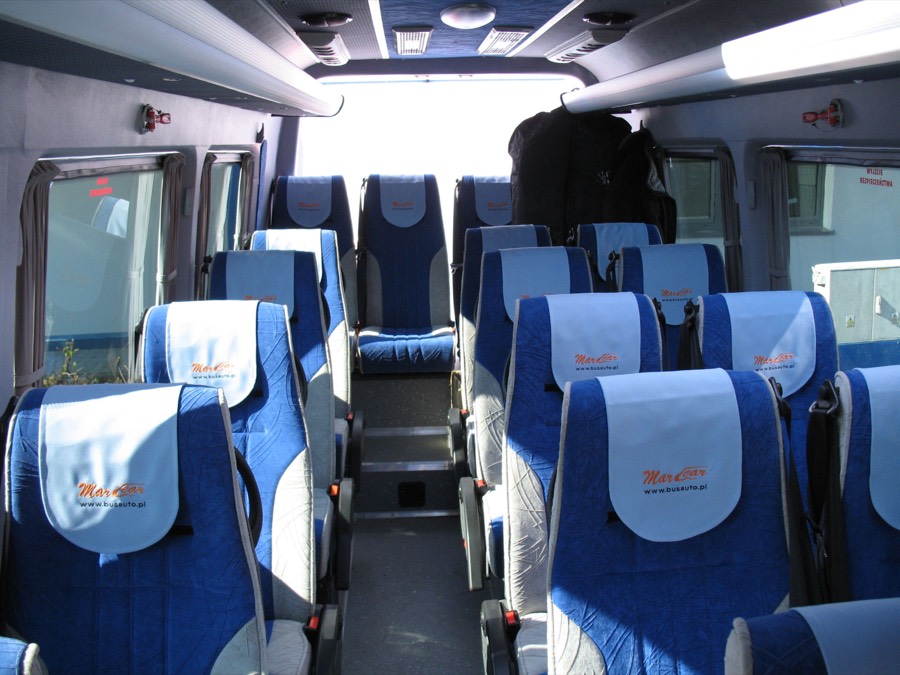 Interiorul unui microbuz Sprinter: două rânduri de scaune cu culoar la mijloc