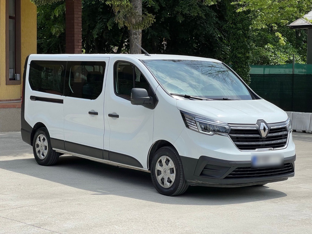 Renault Trafic alb pentru pasageri, cu geamuri pe toată lungimea