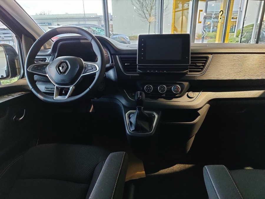 Bordul unui Renault Trafic, cu volanul și ecranul central