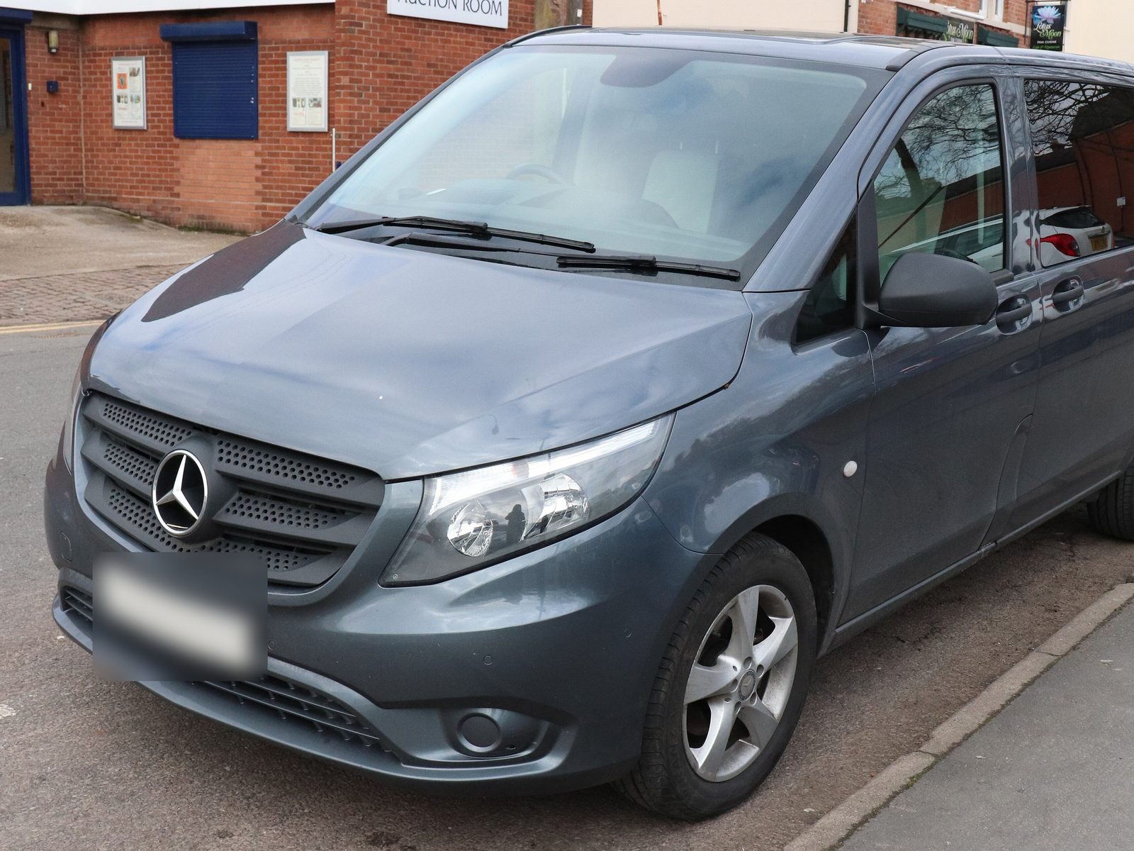Mercedes-Benz Vito gri pentru pasageri, văzut din față